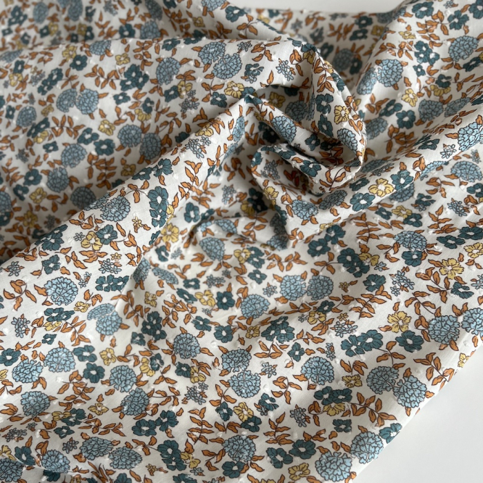 Néolie - Plumetis de coton parme imprimé fleuri cuivre et bleu Tissus issus de l'agriculture biologique  - 1