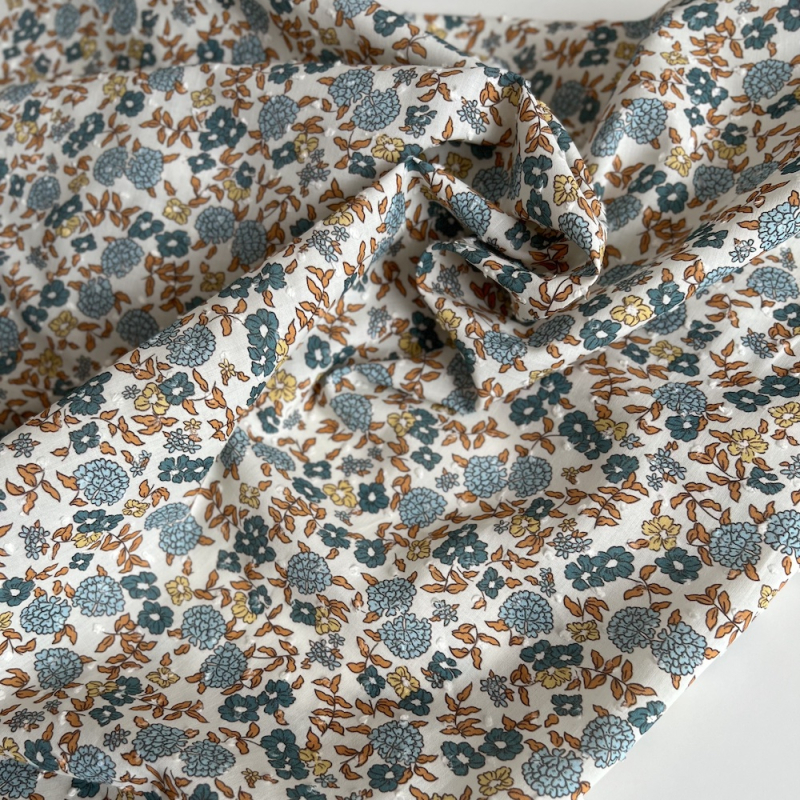 Néolie - Plumetis de coton parme imprimé fleuri cuivre et bleu Tissus issus de l'agriculture biologique  - 1