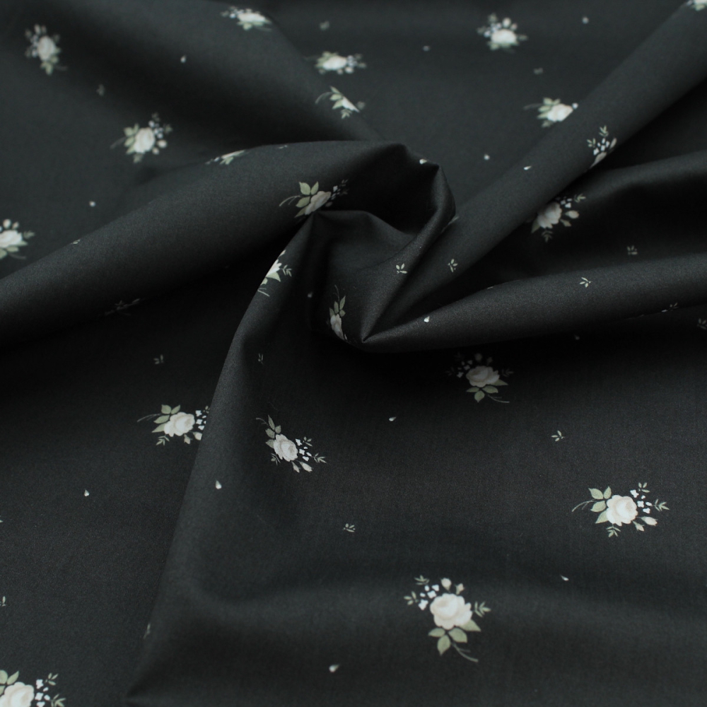 Coton satiné motif Lily exclusif Batikou fond faux noir