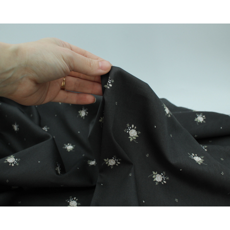 Coton satiné motif Lily exclusif Batikou fond faux noir Coton satiné motif Lily exclusif Batikou fond faux noir