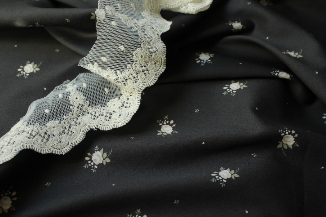 Coton satiné motif Lily exclusif Batikou fond faux noir