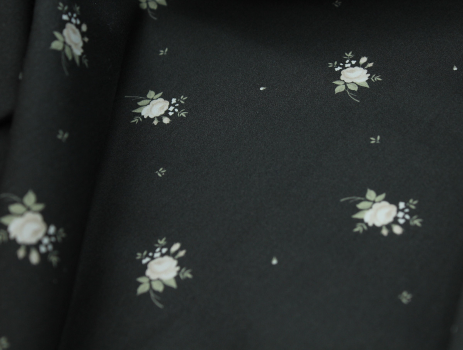 Coton satiné motif Lily exclusif Batikou fond faux noir