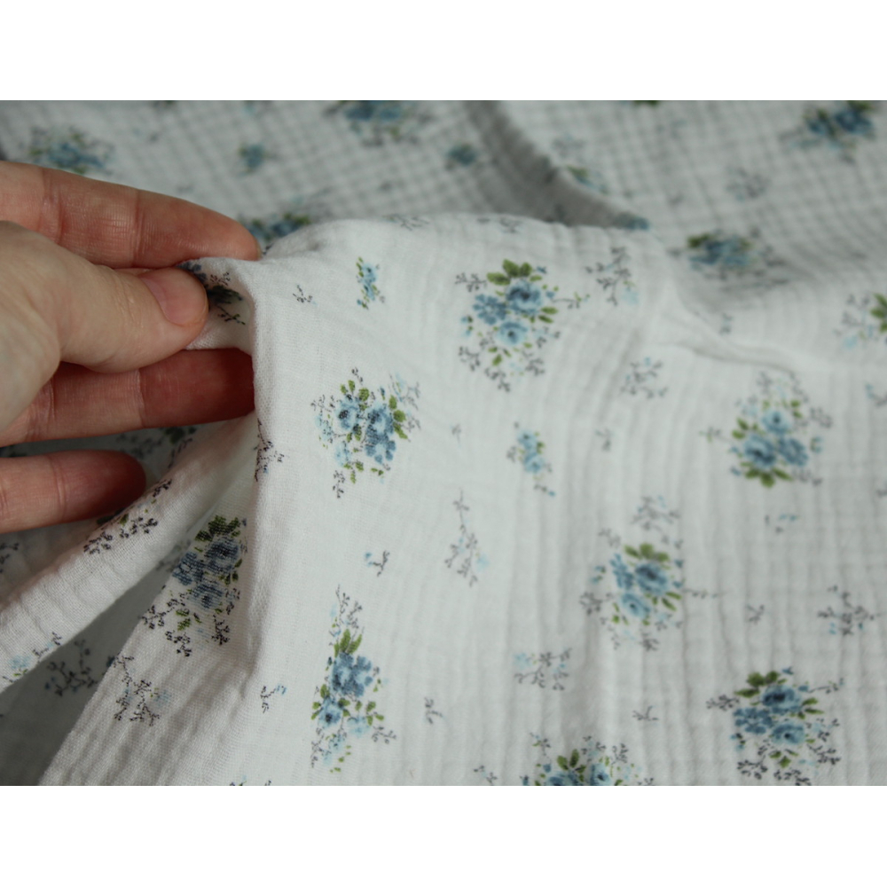 Romance - Double gaze de coton BIO blanc cassé motif exclusif bouquet romantique bleu