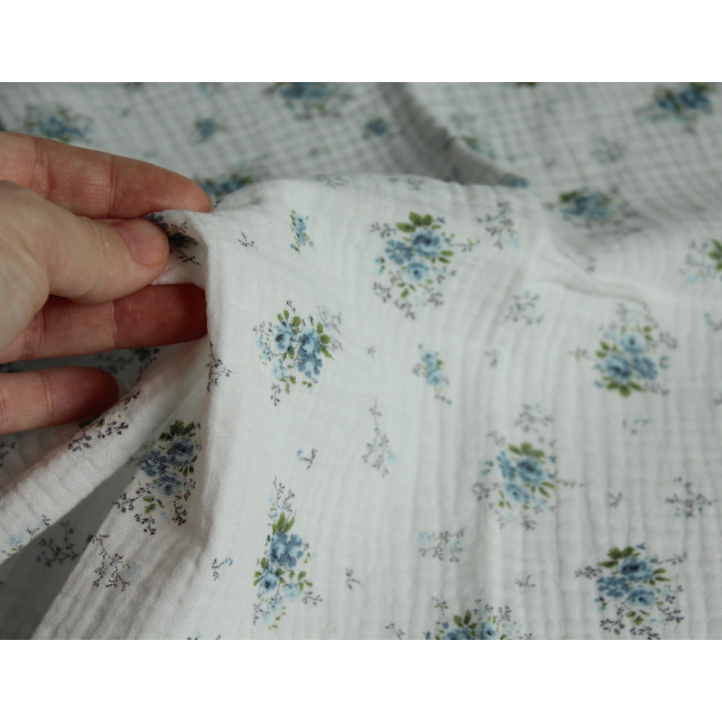 Romance - Double gaze de coton BIO blanc cassé motif exclusif bouquet romantique bleu