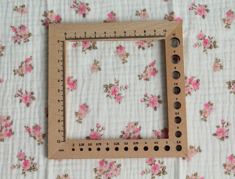 Sara - Double gaze de coton BIO blanc cassé motif exclusif bouquets fluo Tissus issus de l'agriculture biologique  - 3