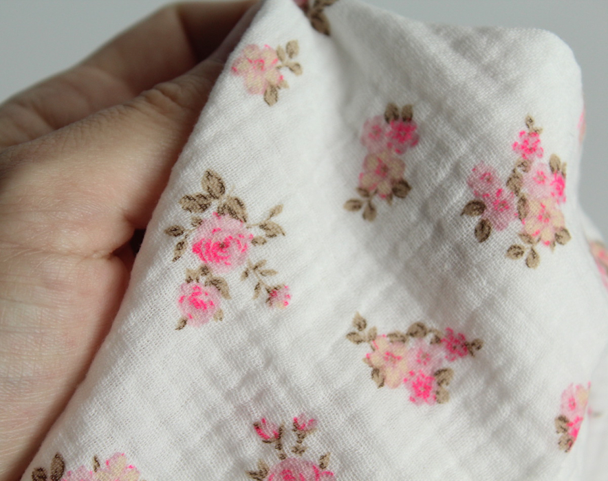 Sara - Double gaze de coton BIO blanc cassé motif exclusif bouquets fluo Tissus issus de l'agriculture biologique  - 5