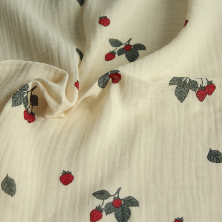 Double gaze de coton BIO écru motif exclusif fraises Double gaze de coton BIO écru motif exclusif fraises