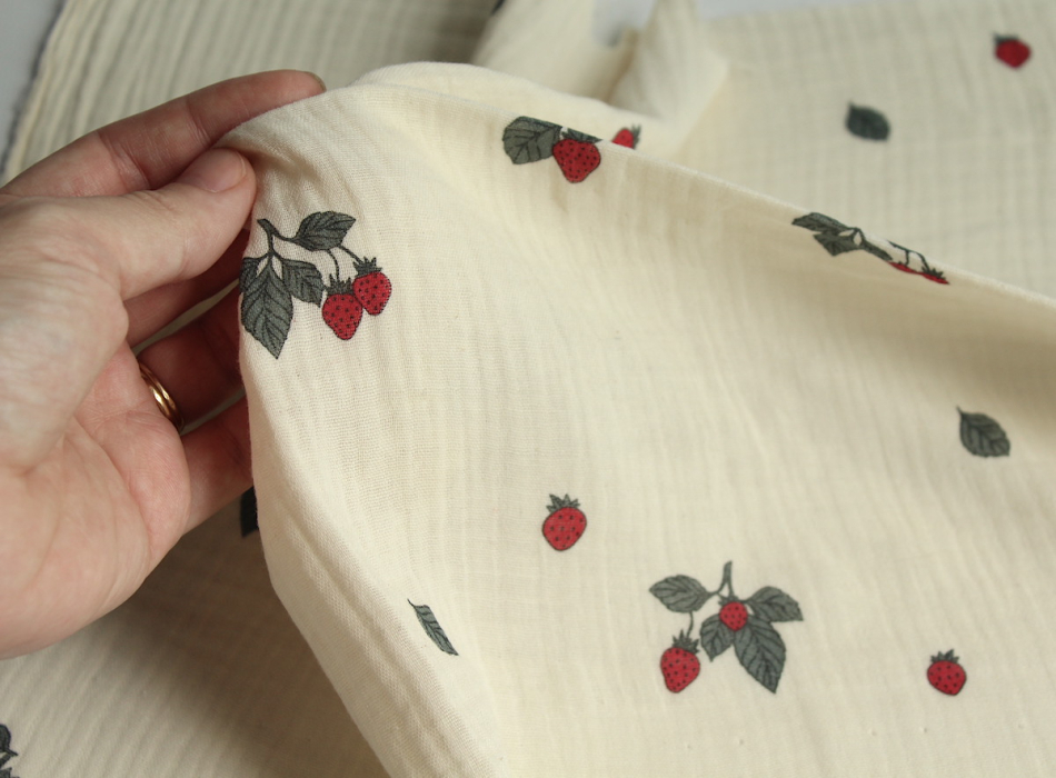 Double gaze de coton BIO écru motif exclusif fraises