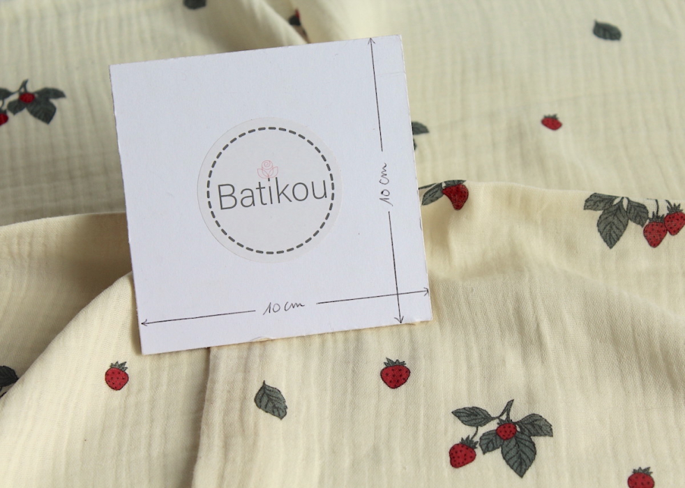 Double gaze de coton BIO écru motif exclusif fraises