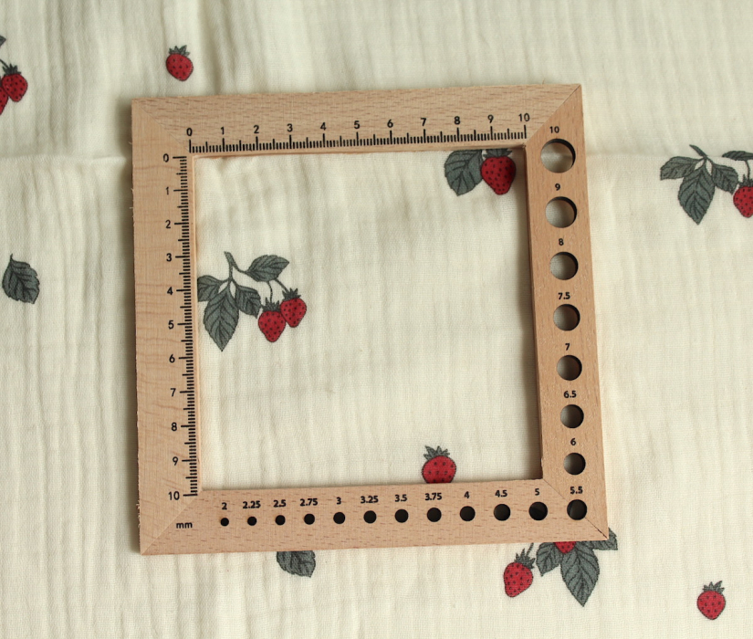 Double gaze de coton BIO écru motif exclusif fraises