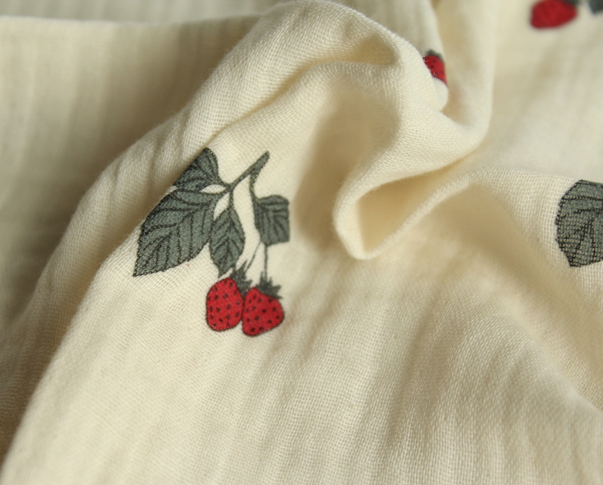 Double gaze de coton BIO écru motif exclusif fraises