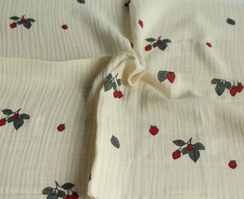 Double gaze de coton BIO écru motif exclusif fraises