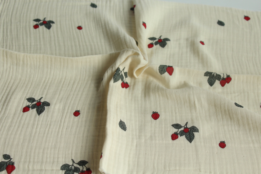 Double gaze de coton BIO écru motif exclusif fraises