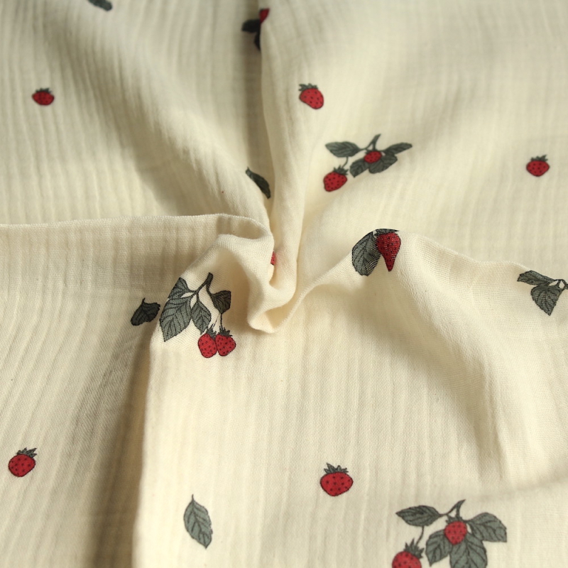 Double gaze de coton BIO écru motif exclusif fraises
