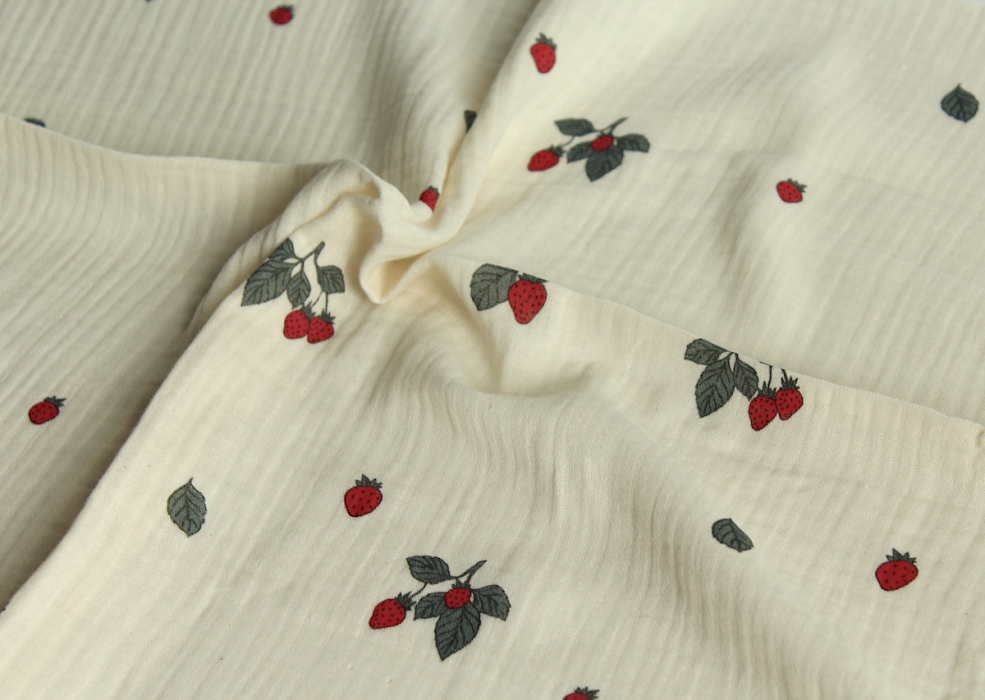 Double gaze de coton BIO écru motif exclusif fraises