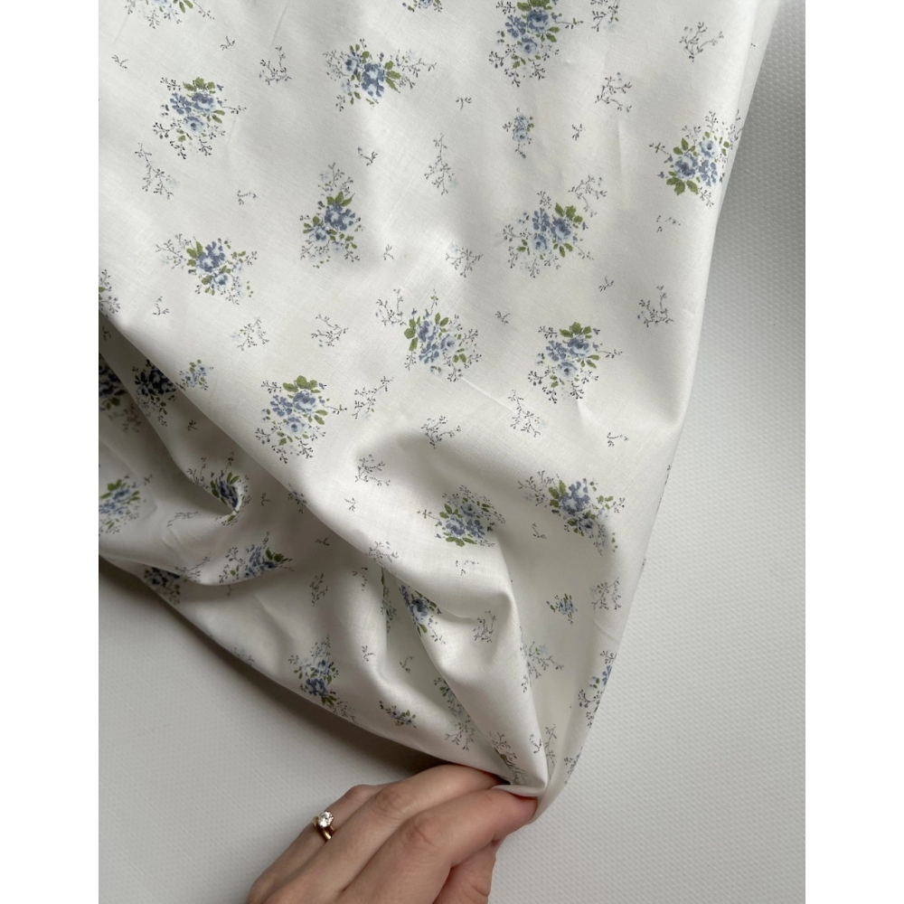 Romance - Batiste de coton BIO imprimé exclusif bleu