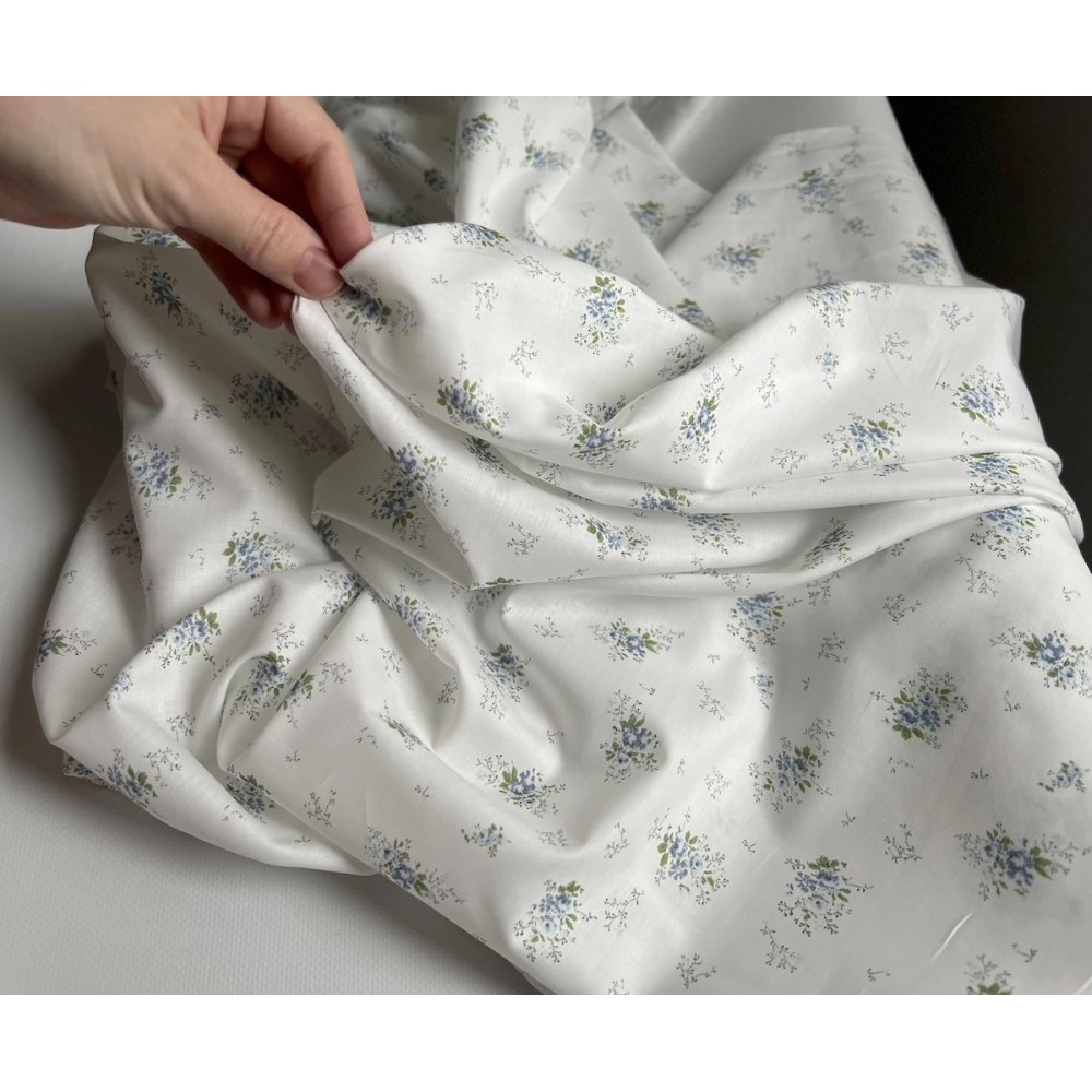 Romance - Batiste de coton BIO imprimé exclusif bleu