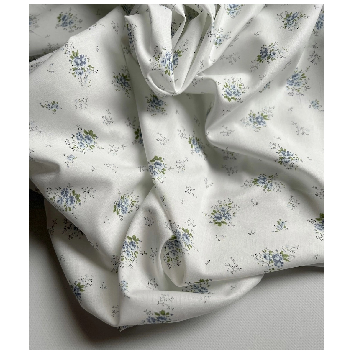 Romance - Batiste de coton BIO imprimé exclusif bleu Romance - Batiste de coton BIO imprimé exclusif bleu