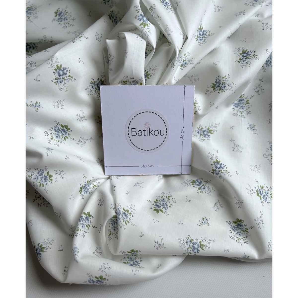 Romance - Batiste de coton BIO imprimé exclusif bleu Romance - Batiste de coton BIO imprimé exclusif bleu