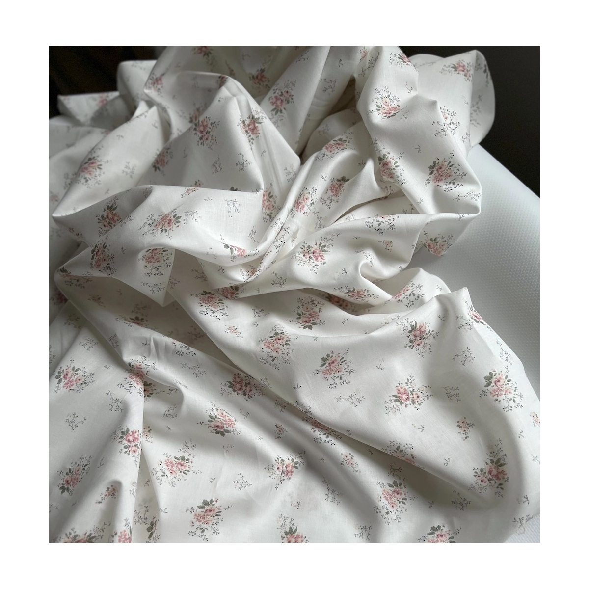 Romance - Batiste de coton BIO imprimé exclusif rose Tissus issus de l'agriculture biologique  - 2 Romance - Batiste de coton BIO imprimé exclusif rose Tissus issus de l'agriculture biologique  - 2