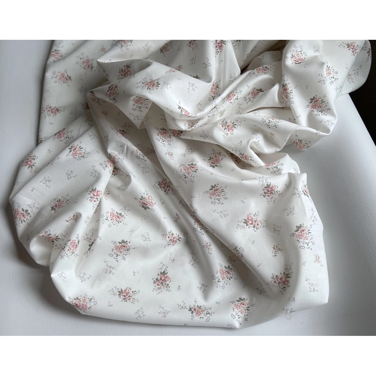 Romance - Batiste de coton BIO imprimé exclusif rose Tissus issus de l'agriculture biologique  - 3 Romance - Batiste de coton BIO imprimé exclusif rose Tissus issus de l'agriculture biologique  - 3