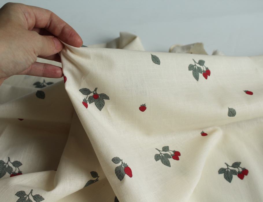 Popeline de coton BIO flamée / rustique motif exclusif fraises