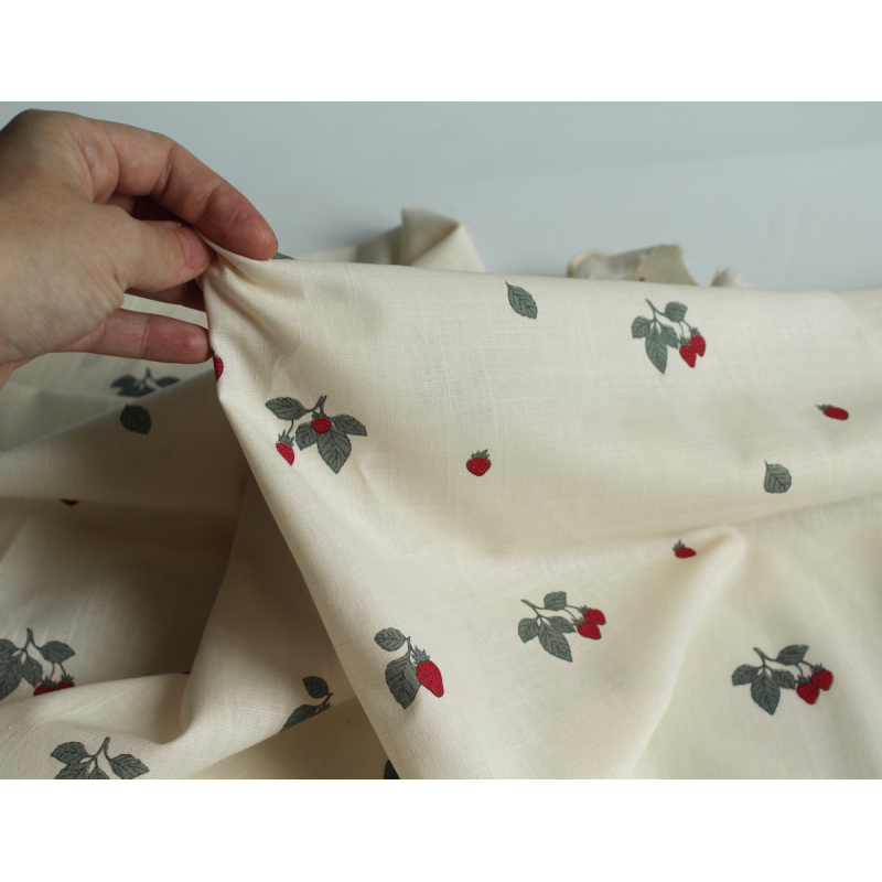 Popeline de coton BIO flamée / rustique motif exclusif fraises