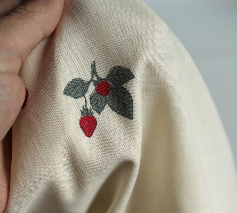 Popeline de coton BIO flamée / rustique motif exclusif fraises