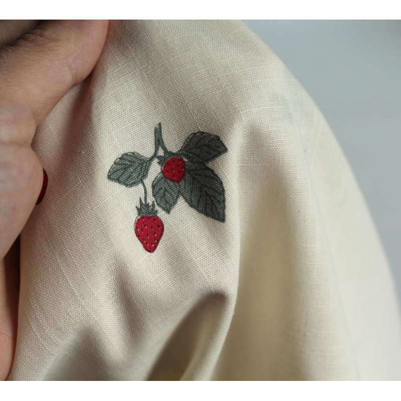 Popeline de coton BIO flamée / rustique motif exclusif fraises