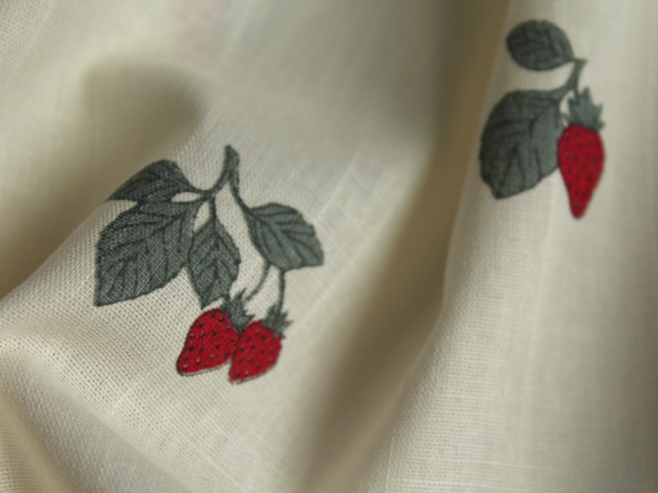 Popeline de coton BIO flamée / rustique motif exclusif fraises