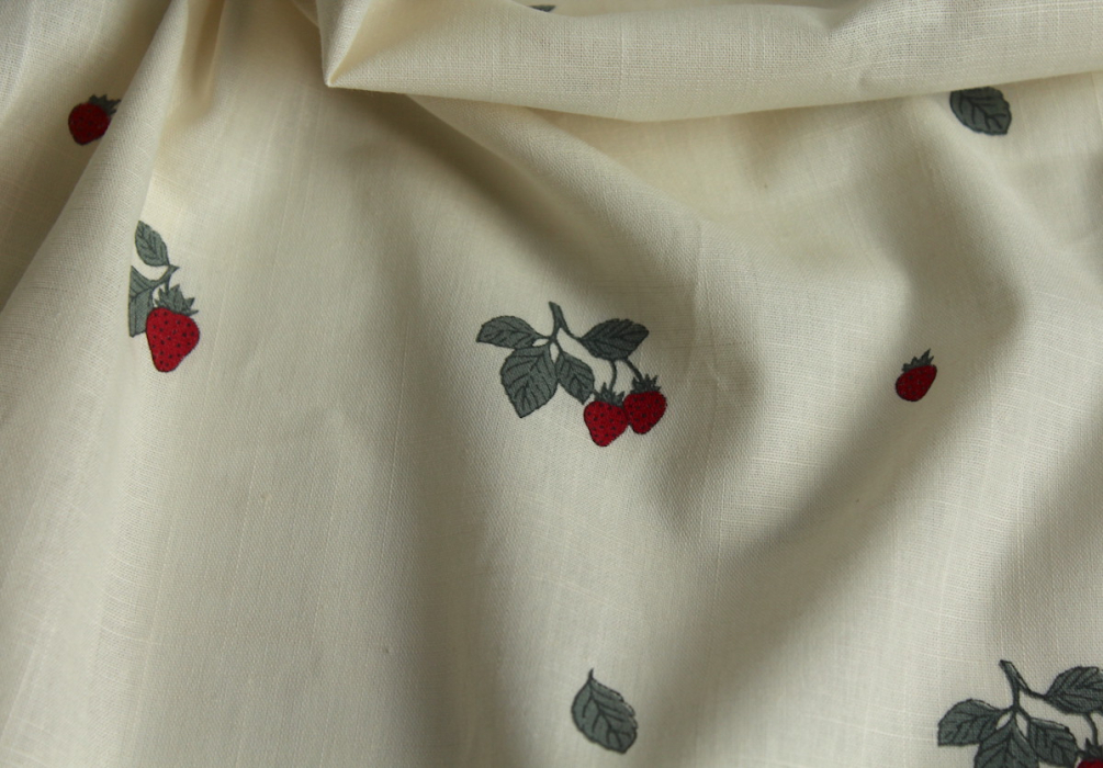 Popeline de coton BIO flamée / rustique motif exclusif fraises