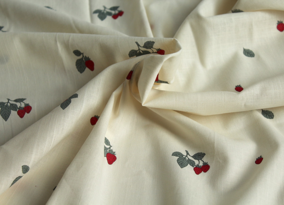 Popeline de coton BIO flamée / rustique motif exclusif fraises