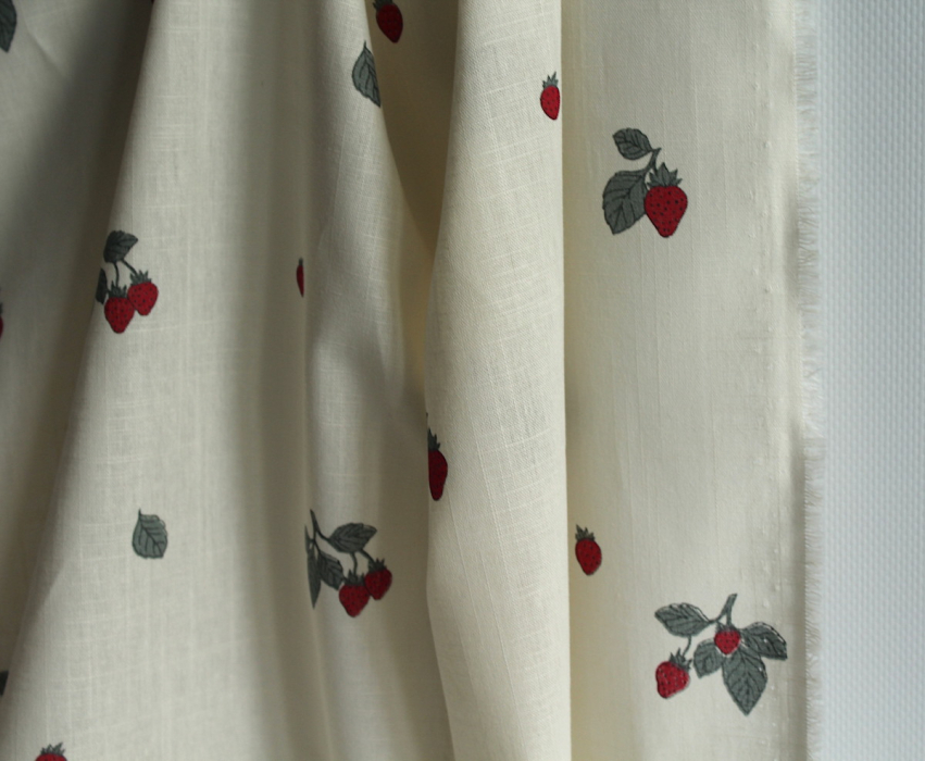 Popeline de coton BIO flamée / rustique motif exclusif fraises