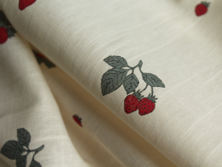 Popeline de coton BIO flamée / rustique motif exclusif fraises