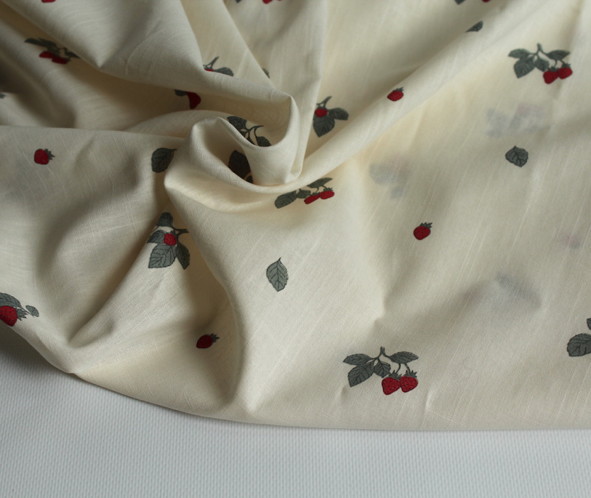 Popeline de coton BIO flamée / rustique motif exclusif fraises