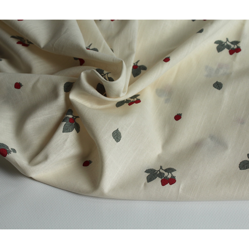 Popeline de coton BIO flamée / rustique motif exclusif fraises