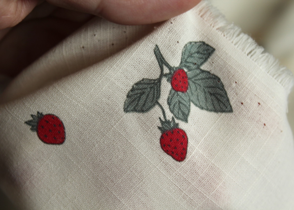 Popeline de coton BIO flamée / rustique motif exclusif fraises