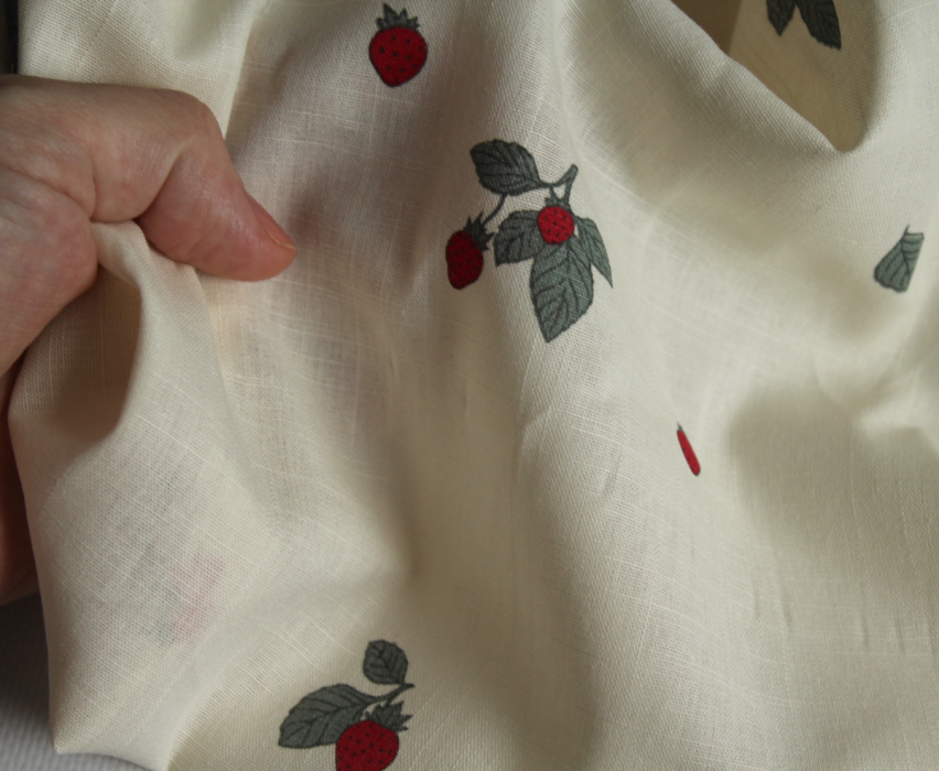 Popeline de coton BIO flamée / rustique motif exclusif fraises