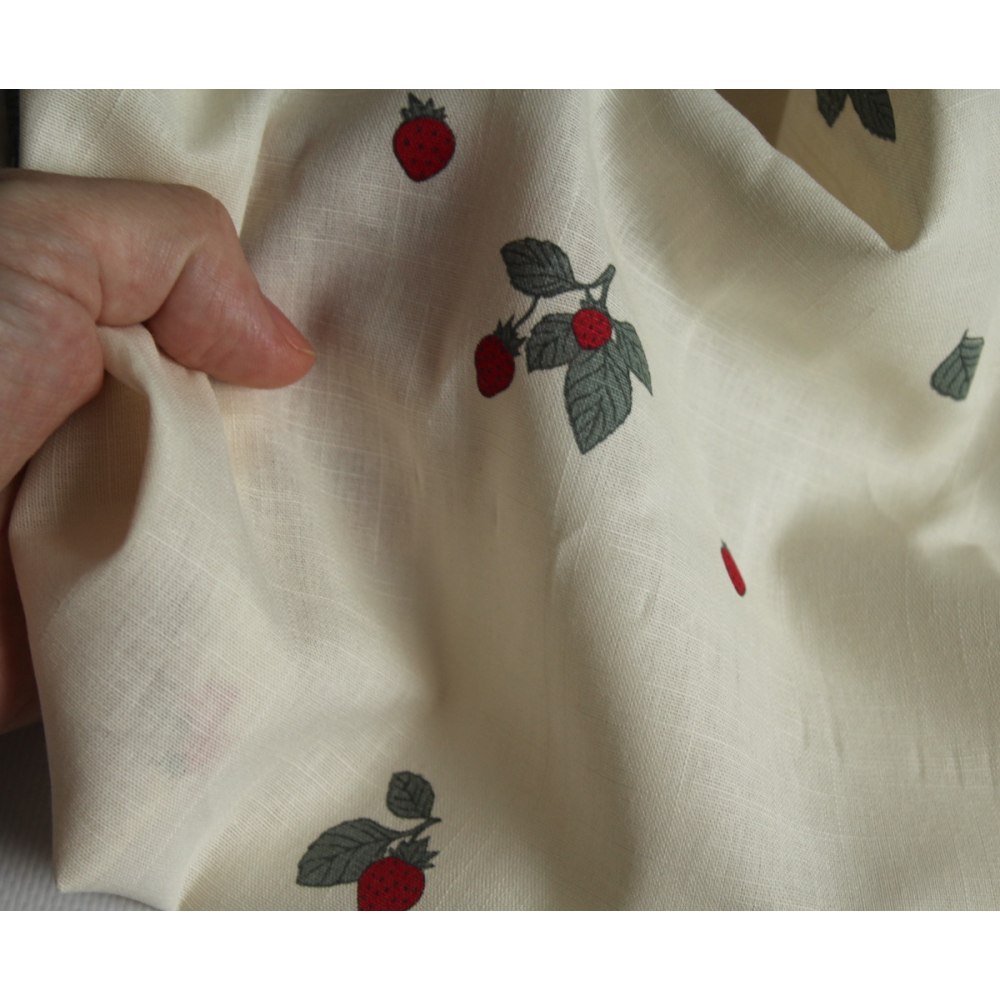 Popeline de coton BIO flamée / rustique motif exclusif fraises