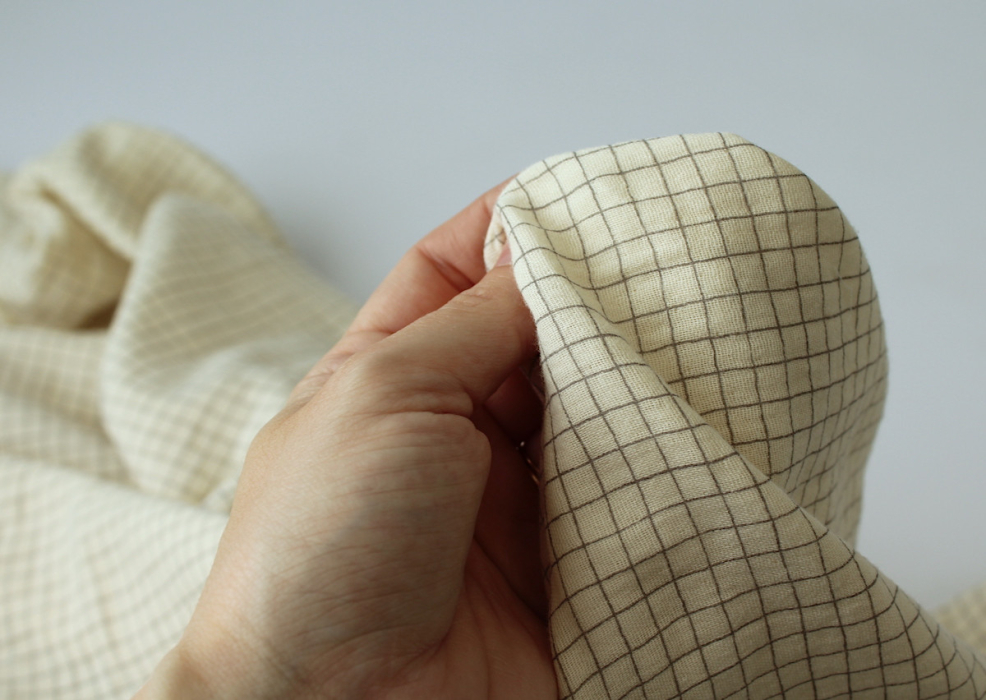 Double gaze de coton beige écru à petits carreaux Tissus issus de l'agriculture biologique  - 5