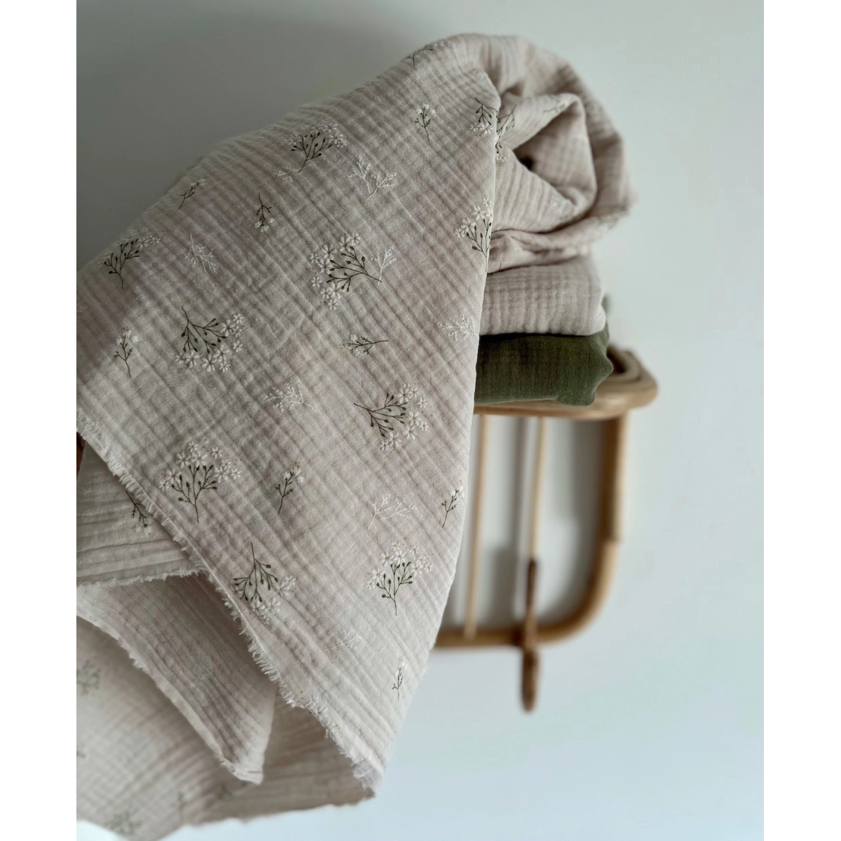 Camomille - Double gaze de coton BIO crème motif exclusif Camomille - Double gaze de coton BIO crème motif exclusif