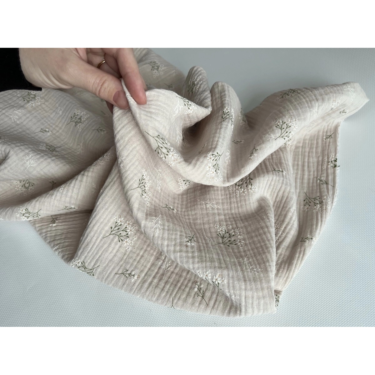 Camomille - Double gaze de coton BIO crème motif exclusif Camomille - Double gaze de coton BIO crème motif exclusif