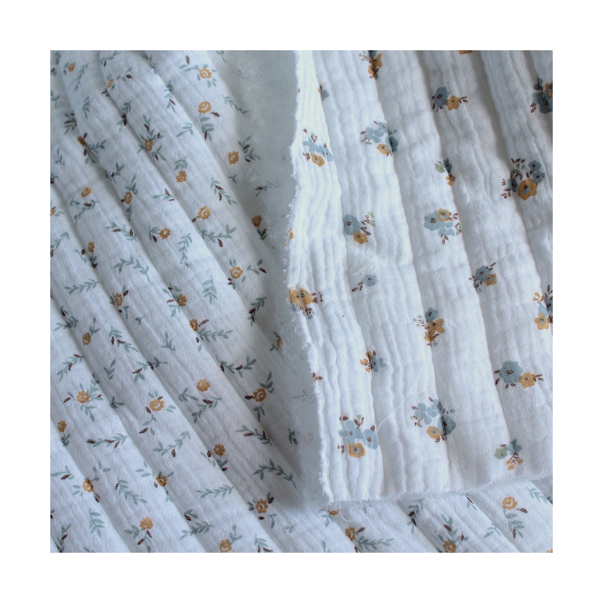 Tissu matelassé double gaze coton Janet/Hope blanc motifs fleuris Tissu matelassé double gaze coton Janet/Hope blanc motifs fleuris