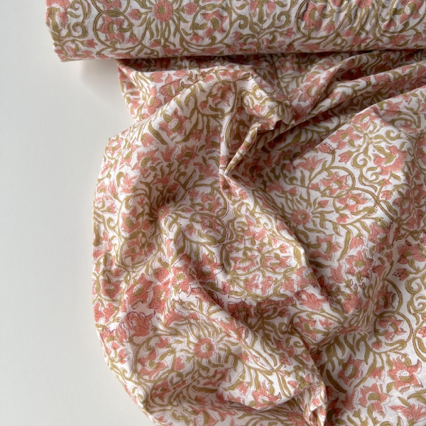 Nandini - Tissu indien coton hand block floral rose et vert fond crème