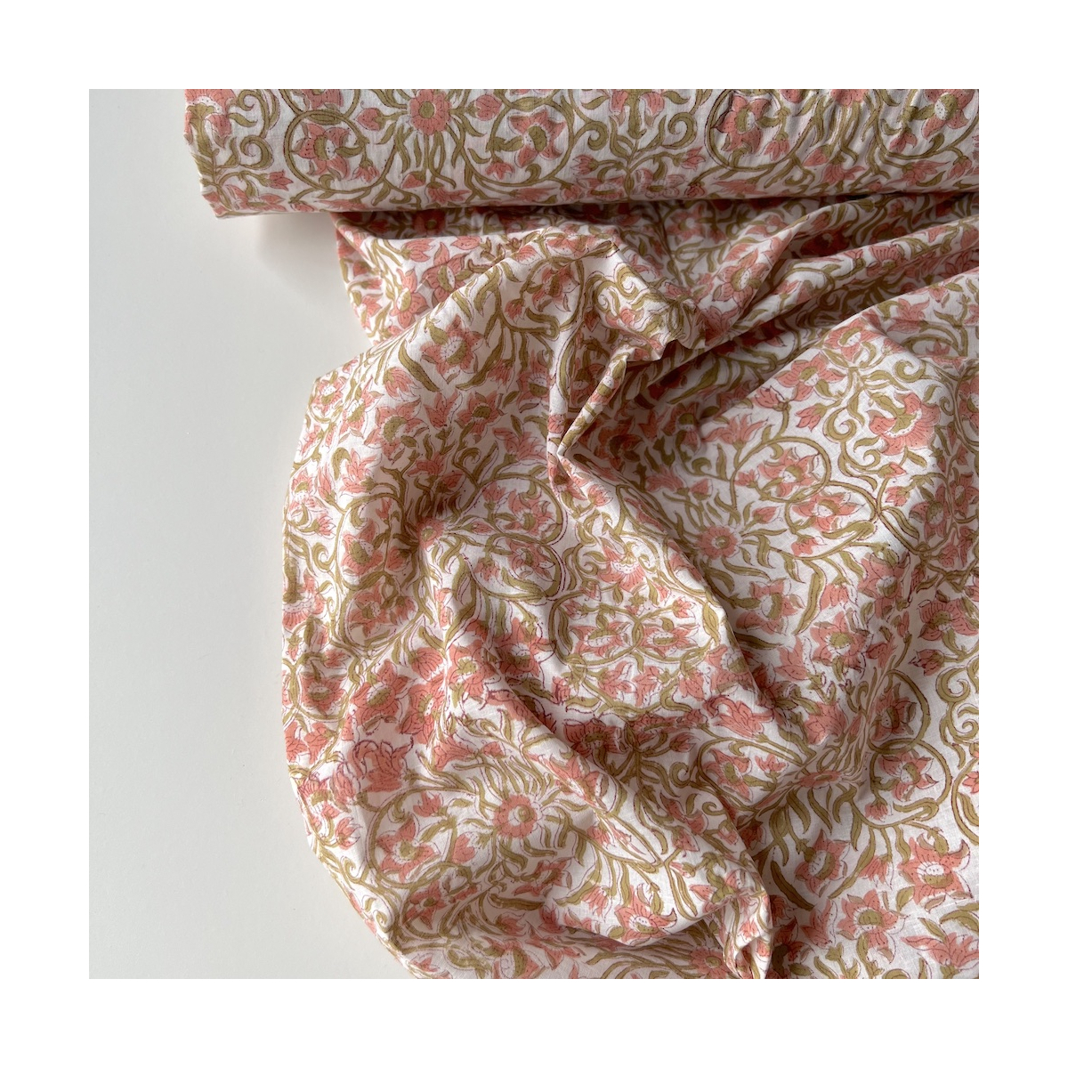 Nandini - Tissu indien coton hand block floral rose et vert fond crème