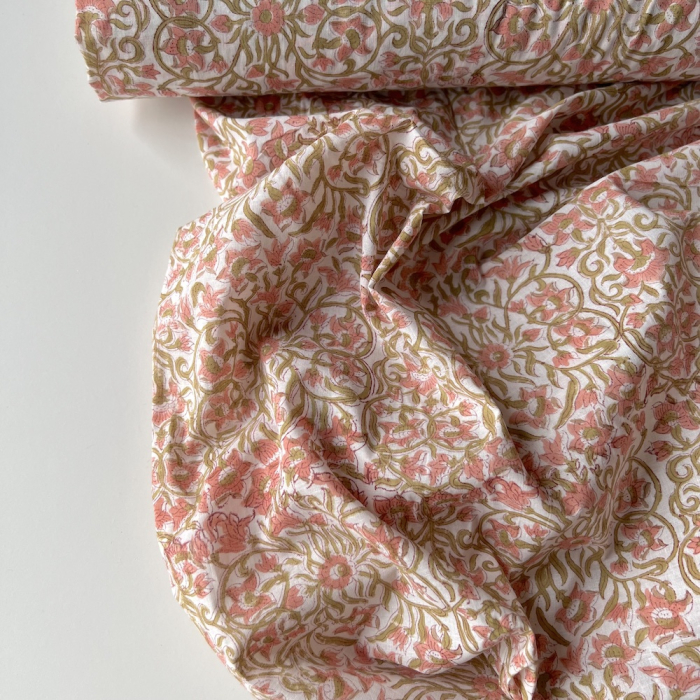 Nandini - Tissu indien coton hand block floral rose et vert fond crème