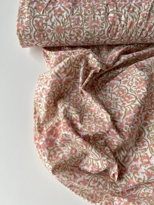 Nandini - Tissu indien coton hand block floral rose et vert fond crème