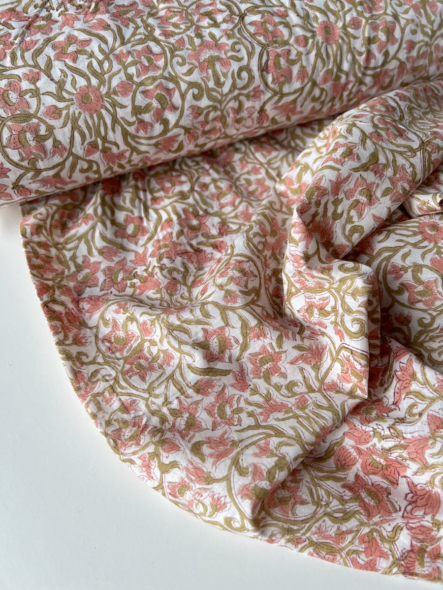 Nandini - Tissu indien coton hand block floral rose et vert fond crème