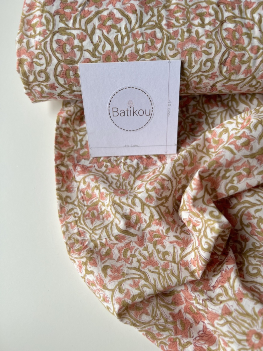 Nandini - Tissu indien coton hand block floral rose et vert fond crème