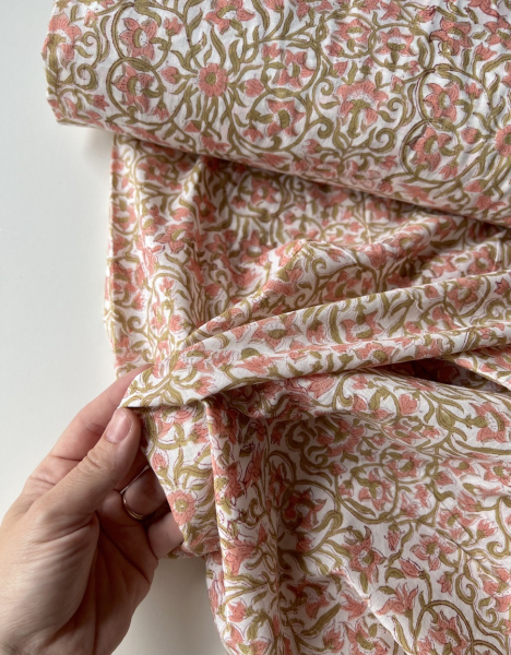 Nandini - Tissu indien coton hand block floral rose et vert fond crème 2